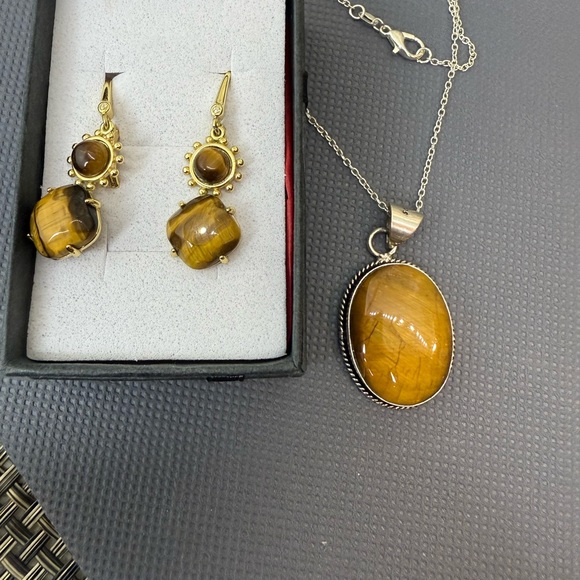 Elegant Gold and Silver Jewelry Set - Picture 4 of 5